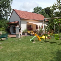 la proprietée avec barbecue est jeux pour les enfants - Location de vacances - Saint-Blimont