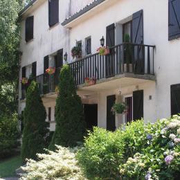 Une vue de la maison et d'une petite   terrasse devant la chambre - Chambre d'hôtes - Lacrouzette