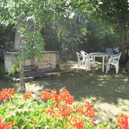 Le barbecue et le salon de jardin à l'ombre du tilleul - Cestayrols - Tarn - Location de vacances - Cestayrols