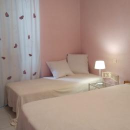 Chambre un lit double et un lit simple - Location de vacances - Beaumont-de-Lomagne