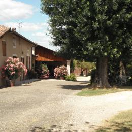 vue d'ensemble de la cour - Location de vacances - Caussade