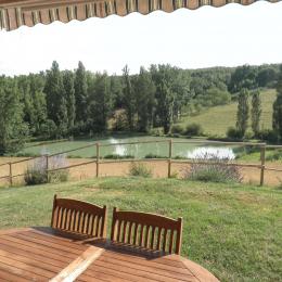 Vue du lac depuis sa terrasse couverte - Location de vacances - Molières
