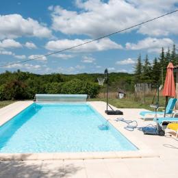 Piscine chauffée 4 x 10 m et transats, parasols, jeux d'eau - Location de vacances - Montaigu-de-Quercy