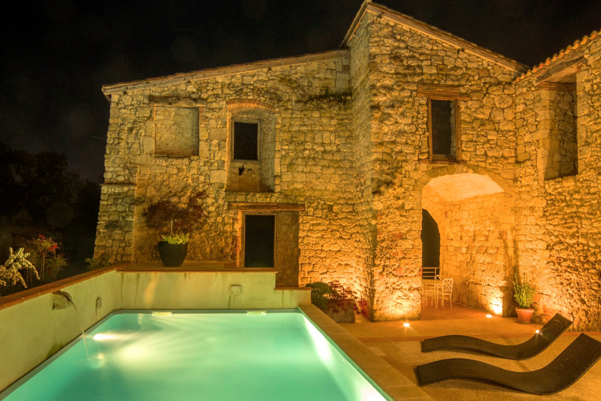 Anciens murs du château, piscine chauffée - Location de vacances - Maubec