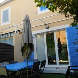 Terrasse équipée de table, 6 chaises, parasol, étendage, 2 fauteuils d'extérieur bas - Location de vacances - La Londe-les-Maures