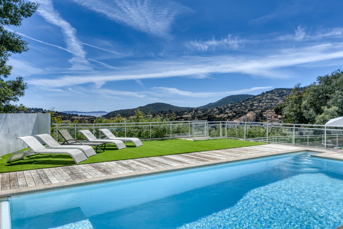 Magnifique vue panoramique de la piscine (8,7x4). Une pergola (4x3) a été installée pour permettre une pause ombragée sur les transats, si souhaitée - Location de vacances - Cavalaire-sur-Mer
