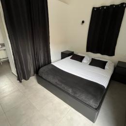 Chambre lit double  - Location de vacances - Saint-Raphaël