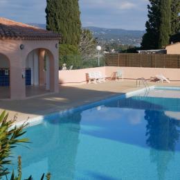 Grande piscine de la résidence sécurisée avec douche extérieure - Location de vacances - Cavalaire-sur-Mer