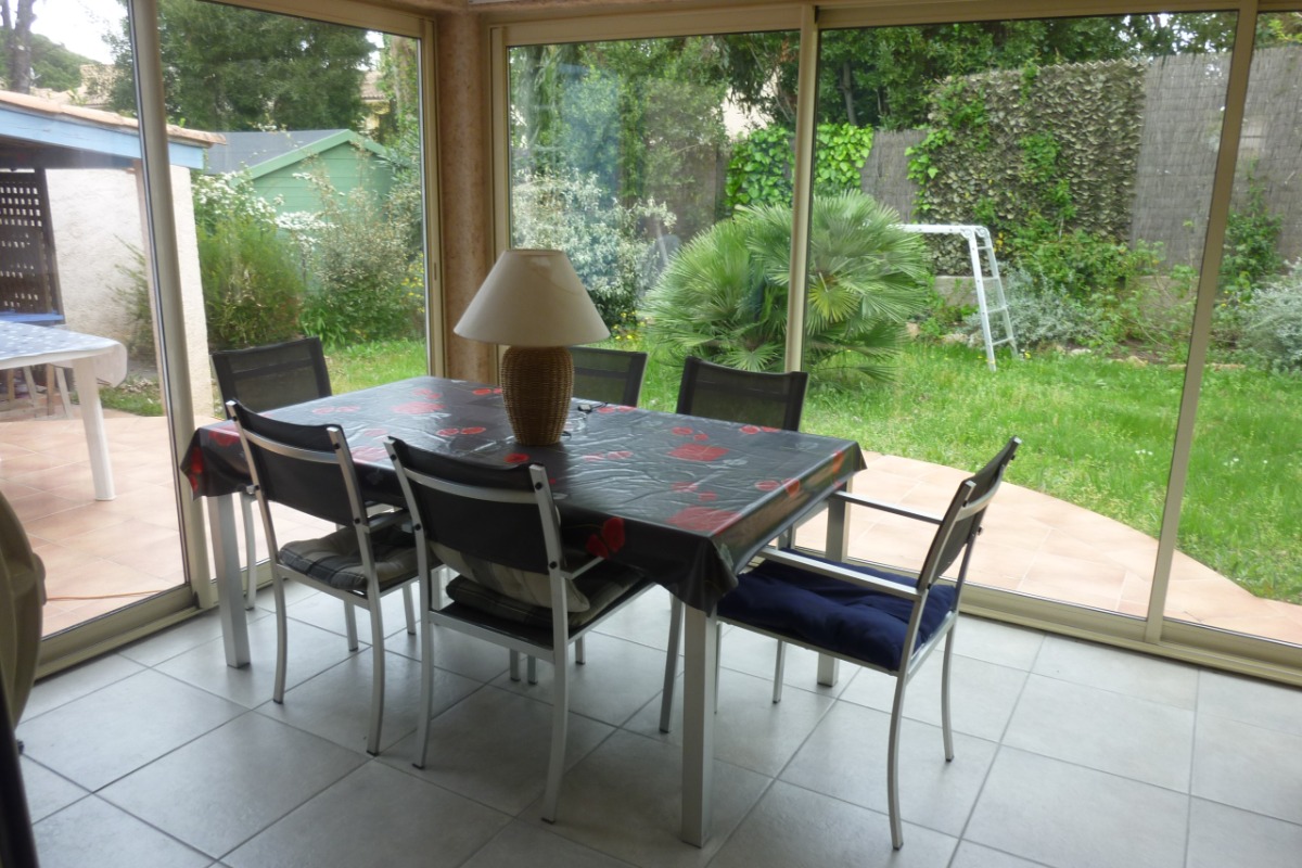 Villa Aljuco, véranda avec table à manger (avant installation de la piscine) - Location de vacances - Sainte-Maxime