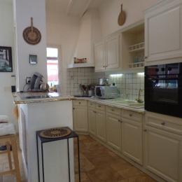 Espace cuisine ouvert sur salon et salle à manger - Location de vacances - La Londe-les-Maures