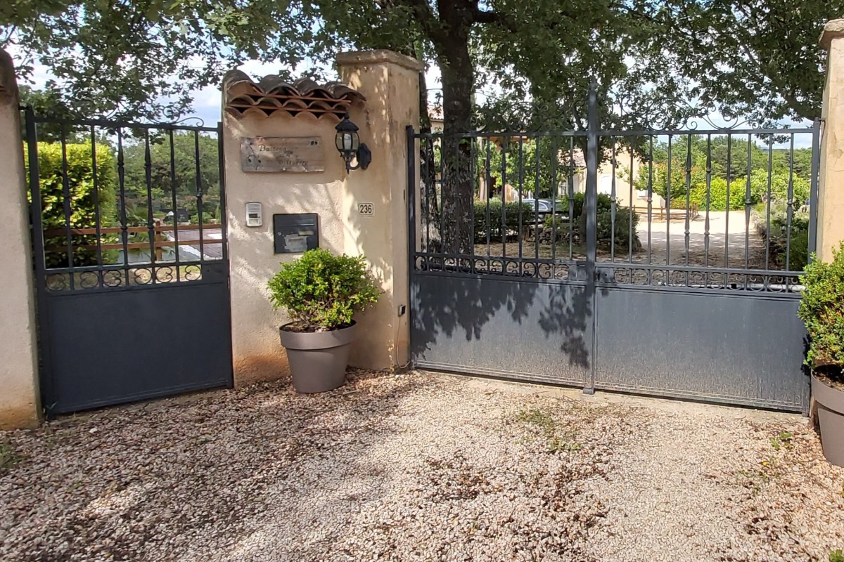 Le portail d'entrée sécurisé, La Bastide des Oliviers, Artignosc sur Verdon, Var - Location de vacances - Artignosc-sur-Verdon