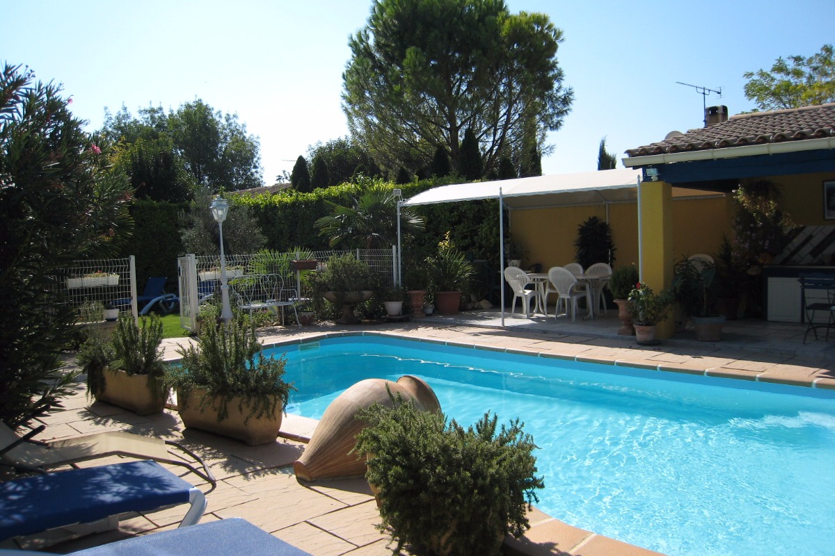 LE SOLEILLANT à L'Isle sur la Sorgue en Provence avec Piscine 3*, jardin clos privatif