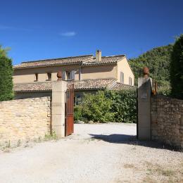 Entrée avec portail automatique - Location de vacances - Villedieu