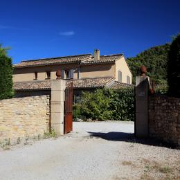 Entrée avec portail automatique - Location de vacances - Villedieu