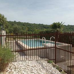 La piscine avec le gîte en arrière plan - Location de vacances - Valréas