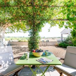 Terrasse studio vue jardin, vignes et piscine - Location de vacances - Violès