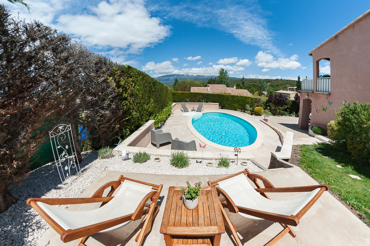 L'espace piscine avec vue sur le Mont Ventoux - Location de vacances - Villes-sur-Auzon