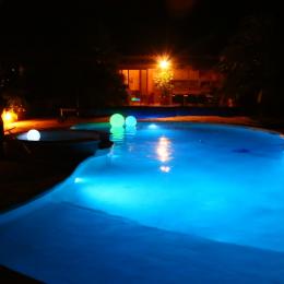 la piscine un soir d'été - Chambre d'hôtes - Piolenc