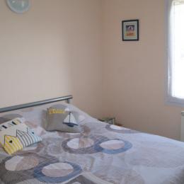 La chambre avec lit de 140 cm - Location de vacances - Lapalud