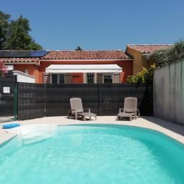 La piscine avec la terrasse du gîte - Location de vacances - Monteux