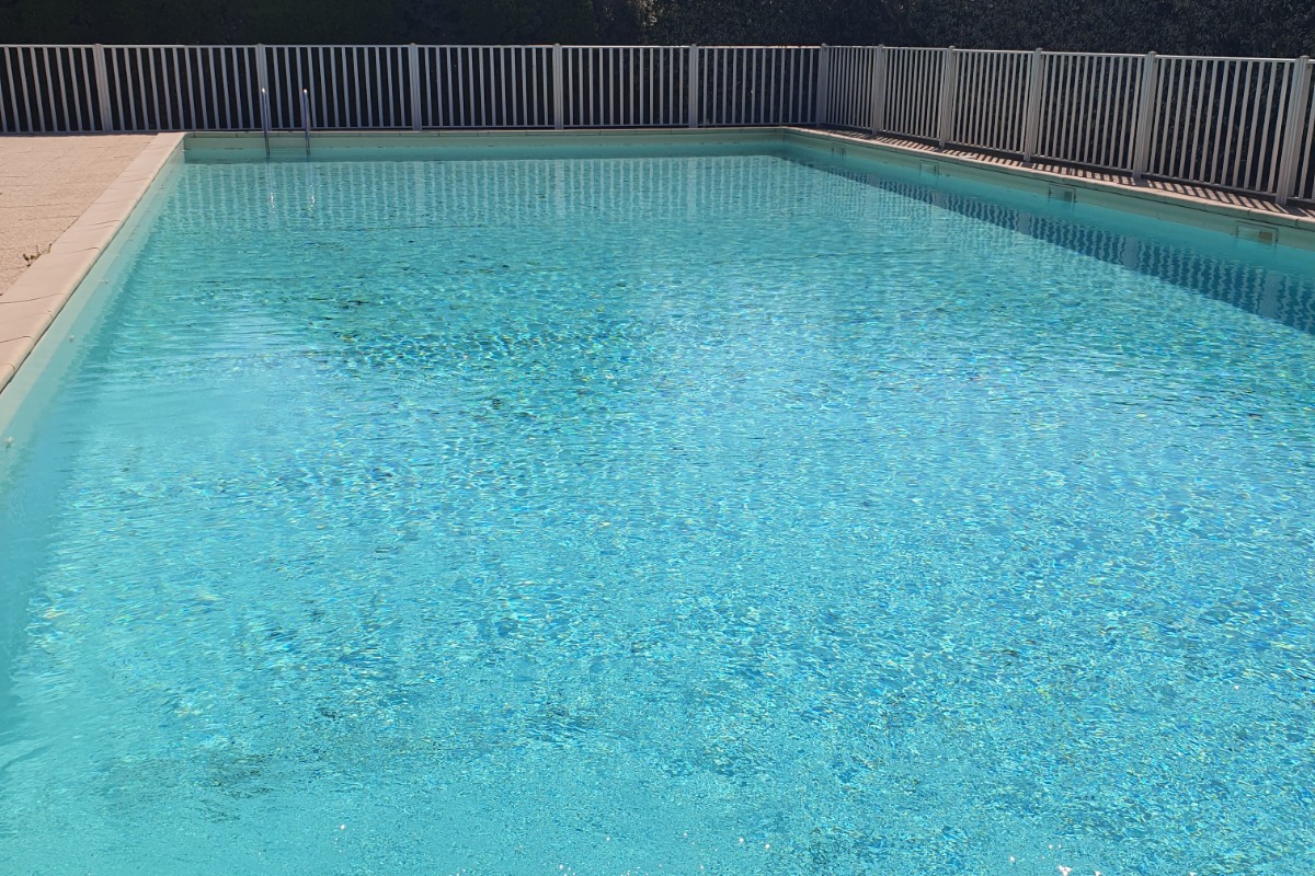 piscine 8x15 m non surveillée - Location de vacances - Mérindol