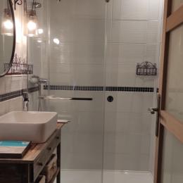 Salle d'eau avec grande douche - Location de vacances - Velleron
