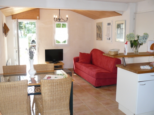 La salle de séjour donne sur la terrasse, plein sud, avec sa vue totalement dégagée - Location de vacances - Noirmoutier en l'Île