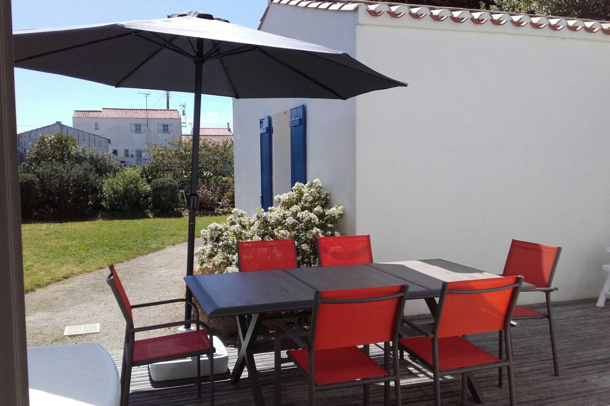 Terrasse plein sud avec son nouveau salon de jardin - Location de vacances - Noirmoutier en l'Île