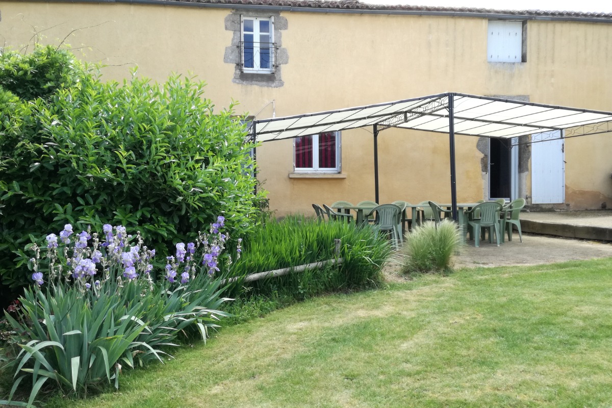 Terrasse côté jardin - Location de vacances - Beaurepaire