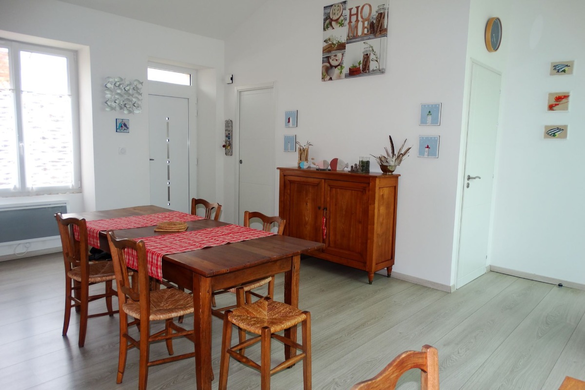 Entrée - espace repas/cuisine - Location de vacances - Saint Gilles Croix de Vie