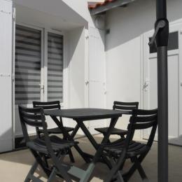 Terrasse avec salon de jardin et barbecue - Location de vacances - La Barre de Monts - Fromentine