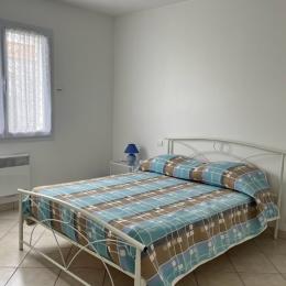 Chambre 2 avec un lit en 140 - Location de vacances - L'Aiguillon-la-Presqu'île