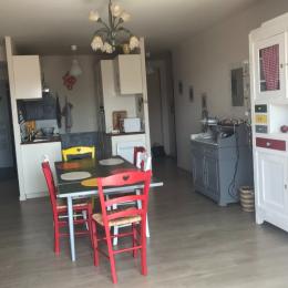Pièce de vie avec coin cuisine ouvert sur séjour - Location de vacances - Les Sables-d'Olonne
