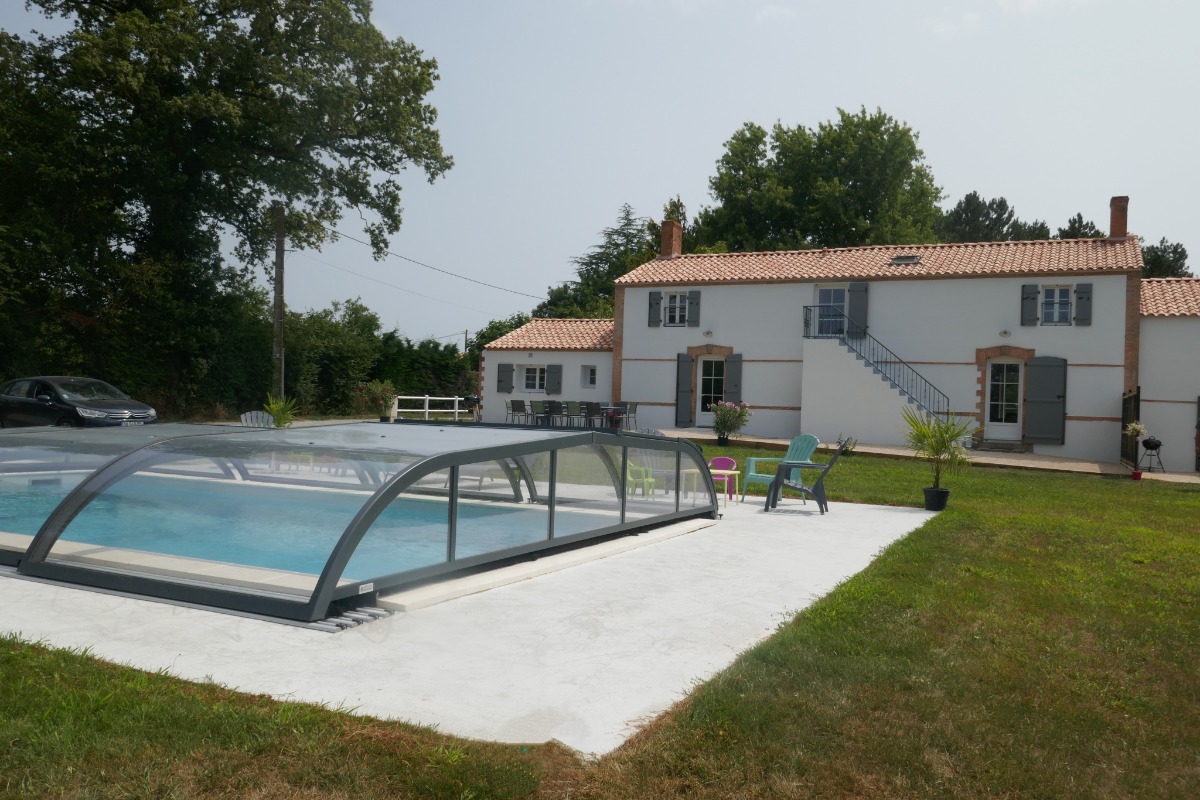 La piscine couverte derrière les gîtes - Location de vacances - Soullans