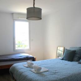 Chambre avec un lit en 160 et un lit en 90 - Location de vacances - Saint Gilles Croix de Vie