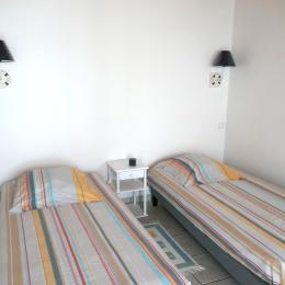 Chambre avec deux lits en 90, jouxtant la véranda - Location de vacances - L'Épine