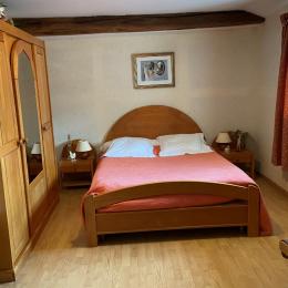 Chambre rétro avec un lit en 140 - Chambre d'hôtes - La Boissière des Landes