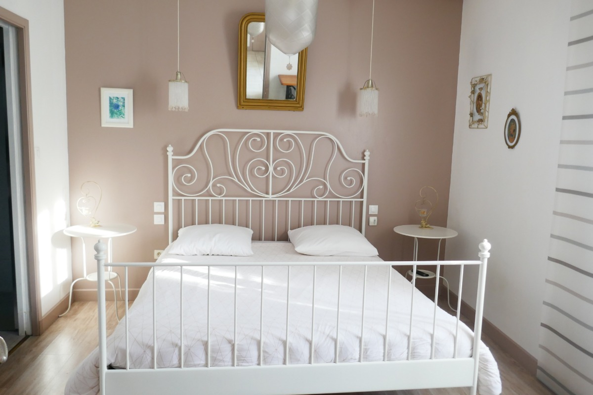 Chambre Lilas avec un lit en 160 - Chambre d'hôtes - L'Épine