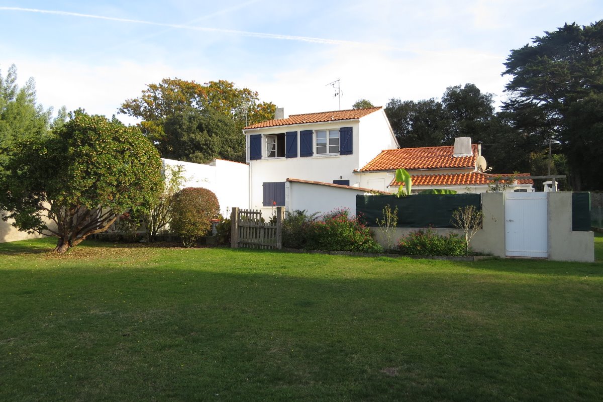 Arrière de la maison vue du jardin (appartement à l'étage) - Location de vacances - Noirmoutier en l'Île