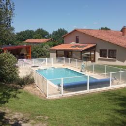 Beau terrain privé avec piscine et grand préau - Location de vacances - Saint Martin Lars en Sainte Hermine