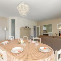 Séjour salon avec les accès aux chambres et cuisine - Location de vacances - Saint Gilles Croix de Vie