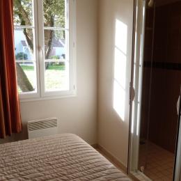 Chambre 1 double avec salle de douche attenante - Location de vacances - Longeville sur Mer