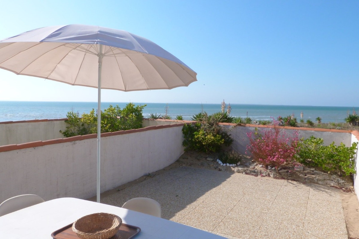 Terrasse avec salon de jardin sur vue mer - Location de vacances - La Tranche sur Mer