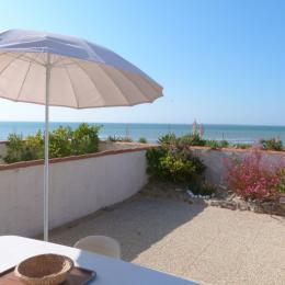 Terrasse avec salon de jardin sur vue mer - Location de vacances - La Tranche sur Mer