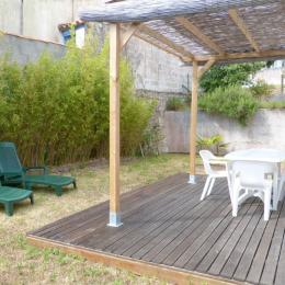 Terrasse en bois avec salon de jardin et bains de soleil - Location de vacances - La Tranche sur Mer