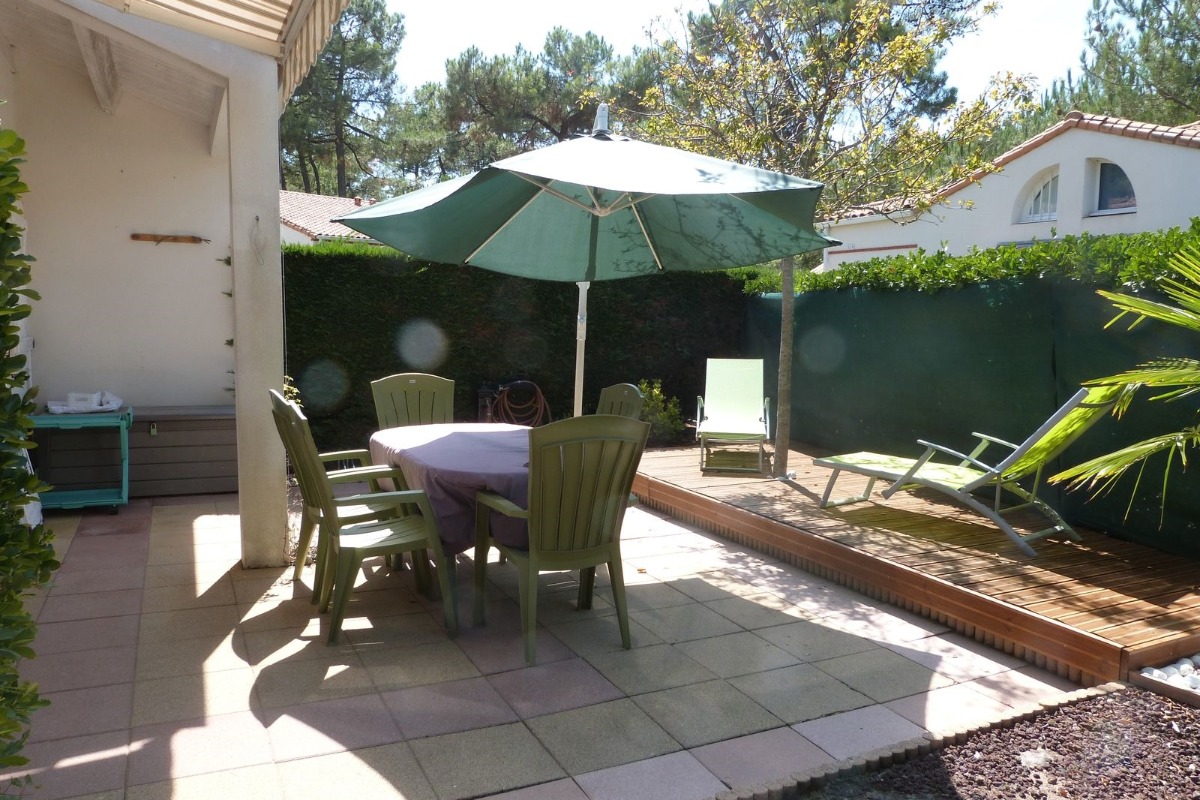 Terrasse avec salon de jardin et bains de soleil - Location de vacances - La Tranche sur Mer