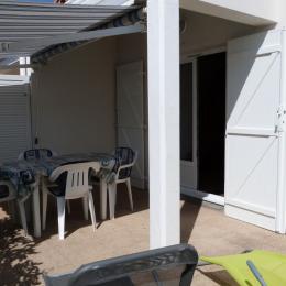 Terrasse avec salon de jardin, store-banne et bains de soleil - Location de vacances - La Tranche sur Mer
