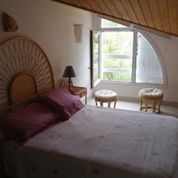 Une chambre indépendante à l'étage avec un lit en 140 - Location de vacances - La Tranche sur Mer