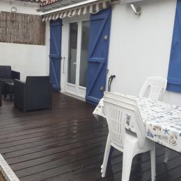 terrasse de 30 m2 avec salon de jardin ,table,chaises,barbecue - Location de vacances - La Tranche sur Mer