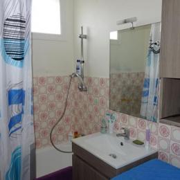 Salle de bain avec baignoire possibilité de douche - Location de vacances - Les Sables-d'Olonne